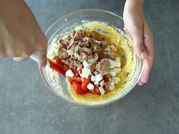 Muffin tuna, tomat, dan feta - Persiapan langkah 3