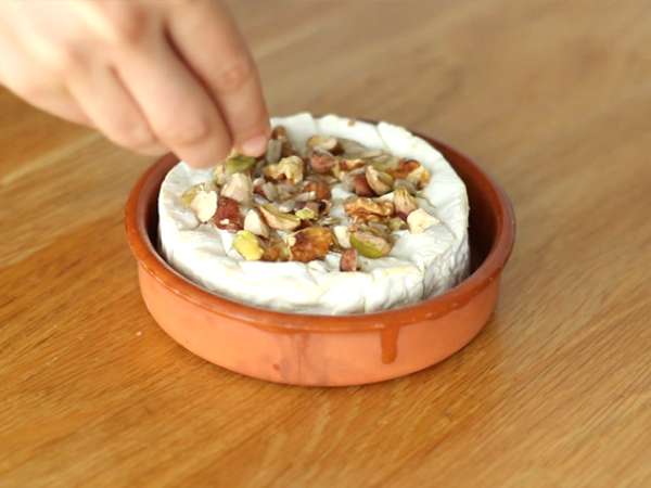 Camembert panggang oven dengan madu dan kenari - Persiapan langkah 2