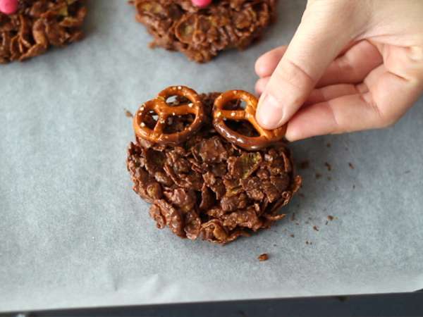 Kue pasir merah muda rusa Natal - Persiapan langkah 3