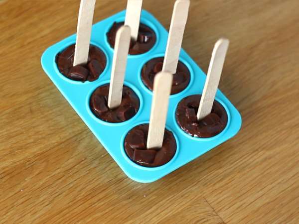 Lolipop cokelat panas: cokelat hitam + Carambar - Persiapan langkah 3