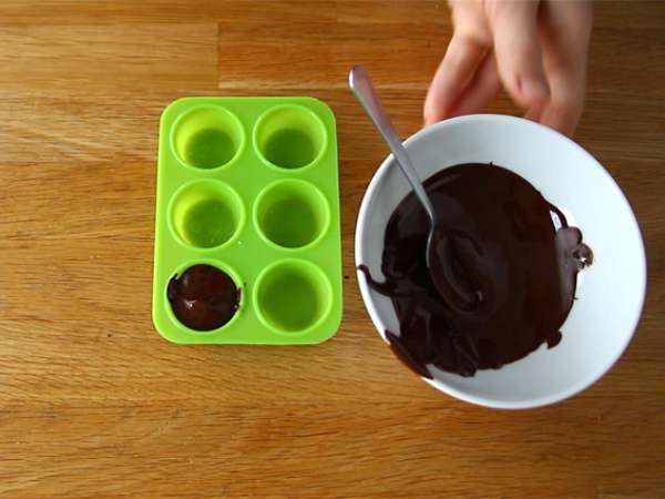 Lolipop cokelat panas: cokelat hitam + marshmallow - Persiapan langkah 1