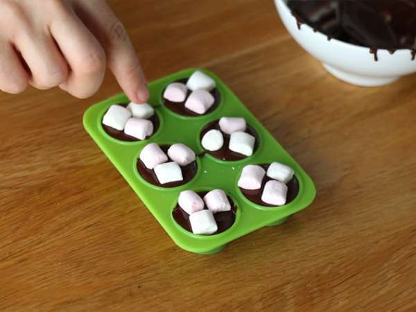 Lolipop cokelat panas: cokelat hitam + marshmallow - Persiapan langkah 2