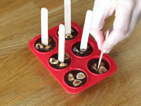 Lolipop cokelat panas: cokelat hitam + hazelnut panggang - Persiapan langkah 3
