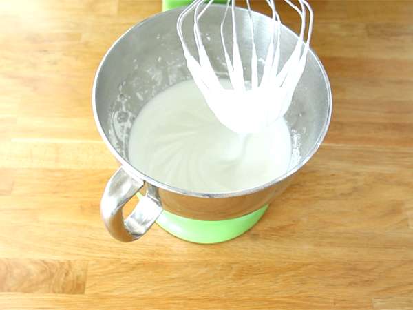 Pavlova buah eksotis yang mudah - Persiapan langkah 1