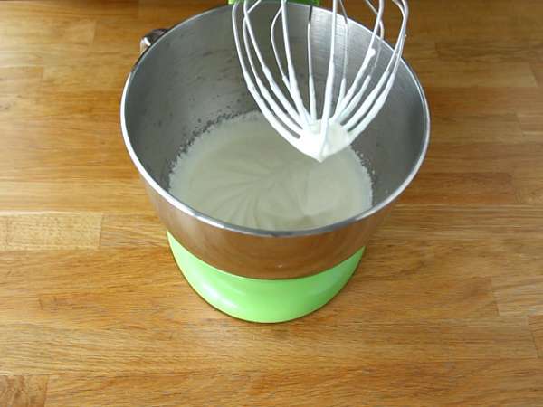 Pavlova buah eksotis yang mudah - Persiapan langkah 3