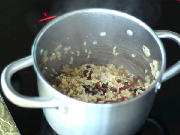 Risotto vegetarian dengan tomat dan jamur yang dijemur - Persiapan langkah 3