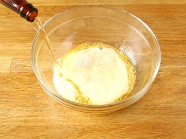 Adonan pancake dengan bir - Persiapan langkah 1
