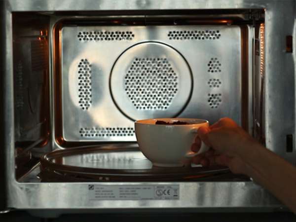 Kue mug cokelat dan selai kacang dalam microwave dalam 1 menit. - Persiapan langkah 3