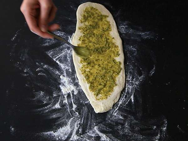 Roti gulung yang dikepang dengan pesto hijau - Persiapan langkah 3