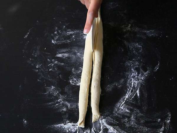 Roti gulung yang dikepang dengan pesto hijau - Persiapan langkah 4