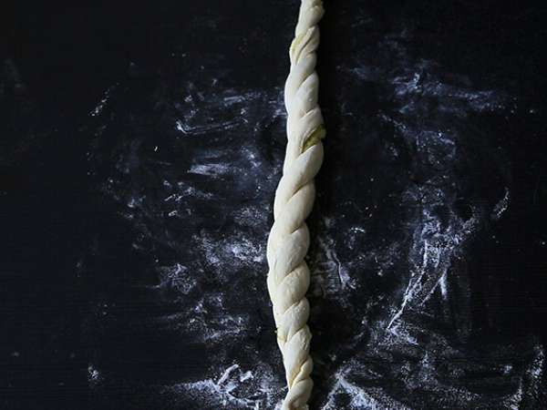 Roti gulung yang dikepang dengan pesto hijau - Persiapan langkah 5