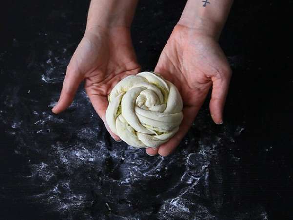 Roti gulung yang dikepang dengan pesto hijau - Persiapan langkah 6