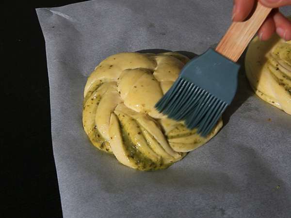 Roti gulung yang dikepang dengan pesto hijau - Persiapan langkah 7