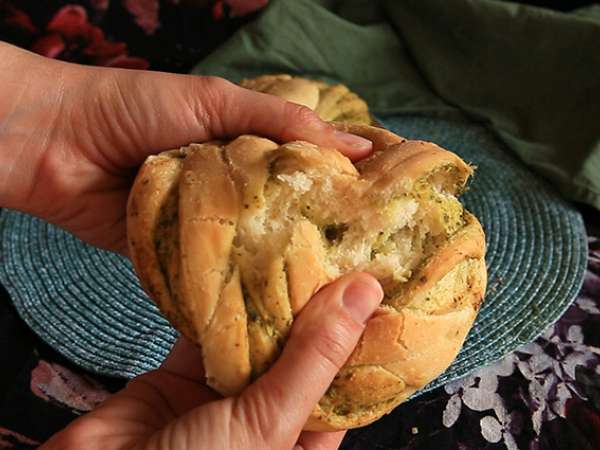 Roti gulung yang dikepang dengan pesto hijau - Persiapan langkah 8