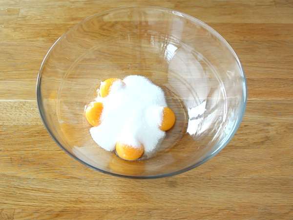 Kue lapis dengan stroberi dan krim mascarpone - Persiapan langkah 1