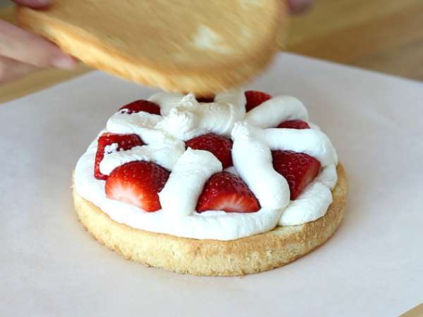 Kue lapis dengan stroberi dan krim mascarpone - Persiapan langkah 8