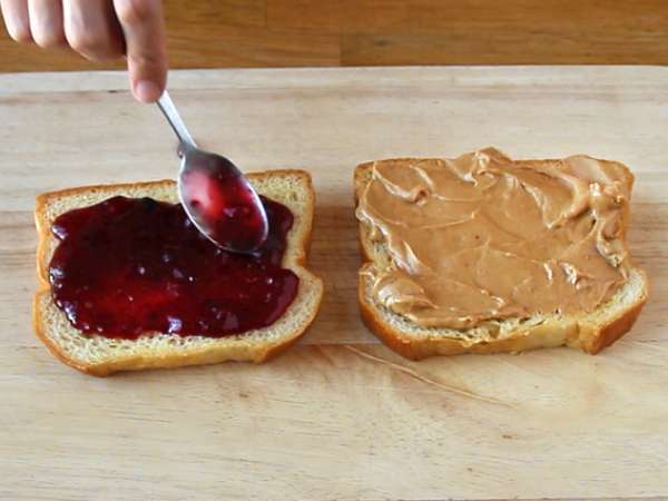 Roti panggang Prancis dengan selai kacang dan jeli - Persiapan langkah 2
