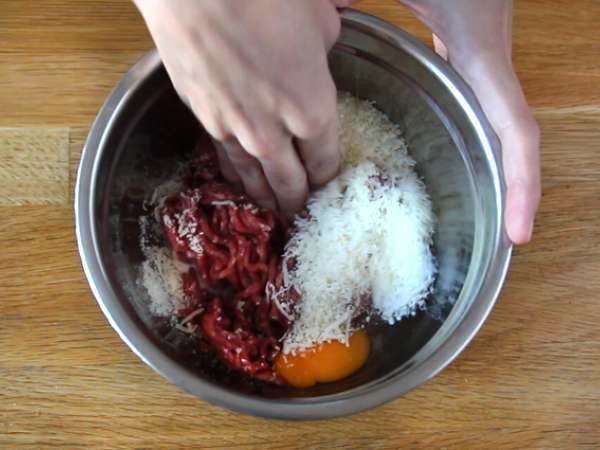 Bakso sapi muda yang diisi dengan keju mozzarella - Persiapan langkah 2