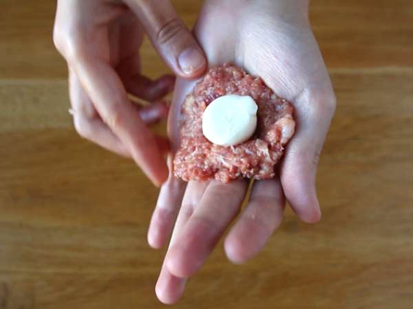 Bakso sapi muda yang diisi dengan keju mozzarella - Persiapan langkah 3