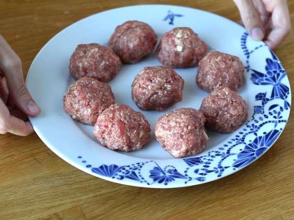 Bakso sapi muda yang diisi dengan keju mozzarella - Persiapan langkah 4