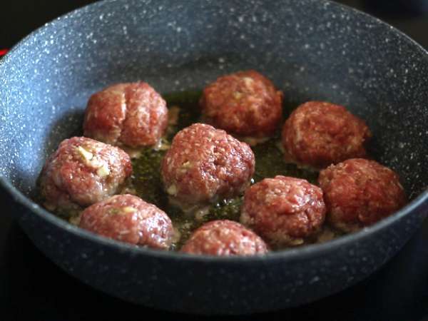 Bakso sapi muda yang diisi dengan keju mozzarella - Persiapan langkah 5