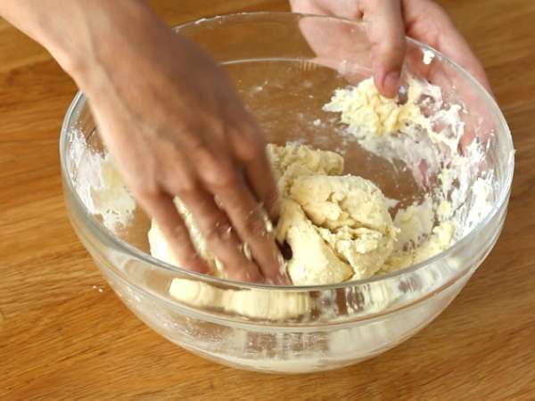 Pasties tuna dengan adonan buatan sendiri - Persiapan langkah 2