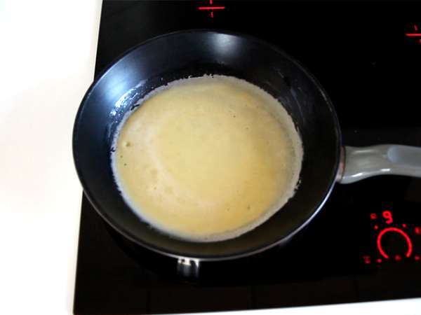 Pancake dengan saus béchamel, keju, dan ham - Persiapan langkah 3