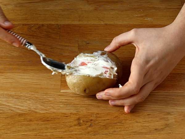 Kentang yang diisi dengan salmon asap dan fromage frais - Persiapan langkah 3