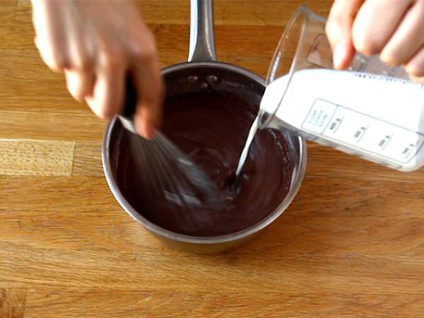 Telur Paskah yang diisi dengan krim pencuci mulut cokelat dan M&M - Persiapan langkah 1