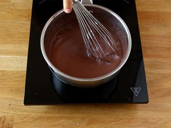 Telur Paskah yang diisi dengan krim pencuci mulut cokelat dan M&M - Persiapan langkah 2