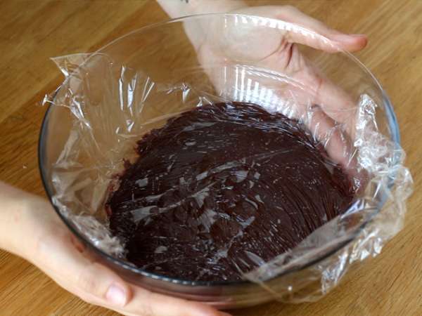 Telur Paskah yang diisi dengan krim pencuci mulut cokelat dan M&M - Persiapan langkah 3