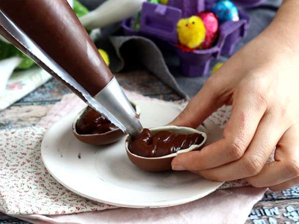 Telur Paskah yang diisi dengan krim pencuci mulut cokelat dan M&M - Persiapan langkah 4
