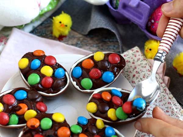 Telur Paskah yang diisi dengan krim pencuci mulut cokelat dan M&M - Persiapan langkah 5