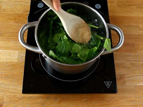 Bayam, ricotta, dan pai telur - Torta Pasqualina dari Italia - Persiapan langkah 2