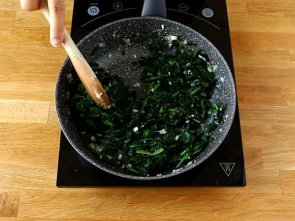 Bayam, ricotta, dan pai telur - Torta Pasqualina dari Italia - Persiapan langkah 3