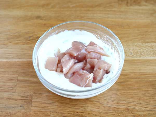 Tusuk sate ayam yang dibumbui dengan saus yoghurt/lemon - Persiapan langkah 2