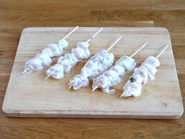 Tusuk sate ayam yang dibumbui dengan saus yoghurt/lemon - Persiapan langkah 3