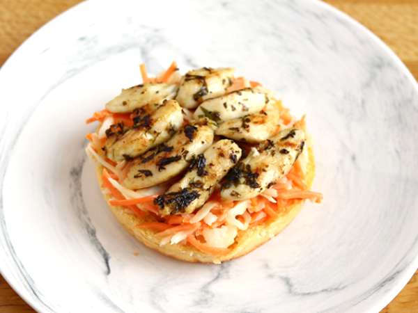 Sandwich ayam yang diasinkan dengan selada, tomat, dan kemangi - Persiapan langkah 2