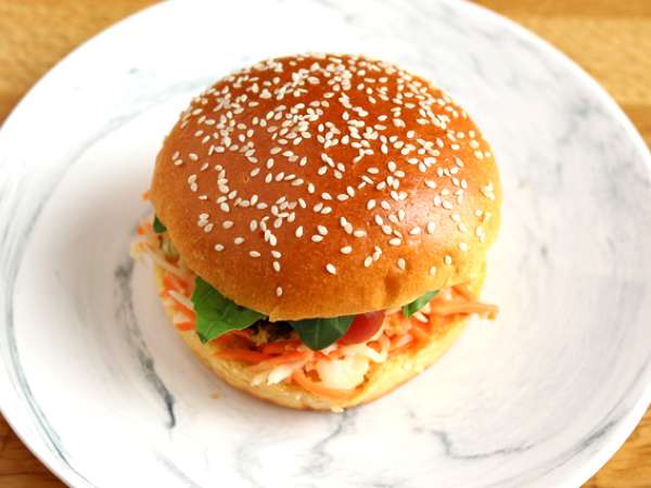 Sandwich ayam yang diasinkan dengan selada, tomat, dan kemangi - Persiapan langkah 4