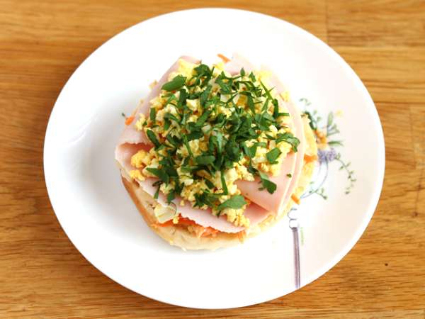 Sandwich bagel kalkun, selada kol, telur rebus - Persiapan langkah 3