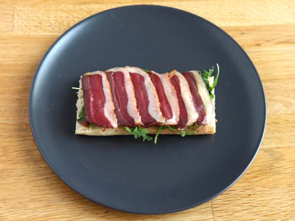 Sandwich dengan dada bebek asap, tomat kering, roket, dan cuka balsamic - Persiapan langkah 2