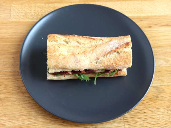 Sandwich dengan dada bebek asap, tomat kering, roket, dan cuka balsamic - Persiapan langkah 4