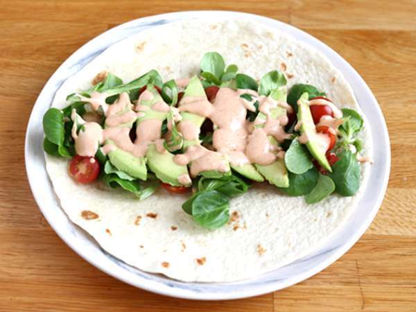 Roti lapis isi chorizo, alpukat, dan tomat - Persiapan langkah 2