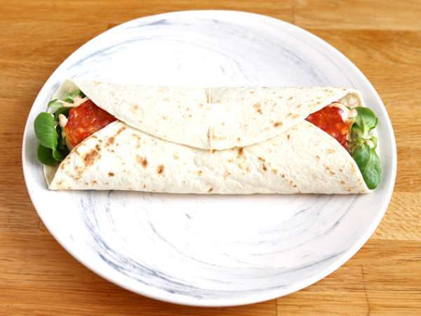 Roti lapis isi chorizo, alpukat, dan tomat - Persiapan langkah 4