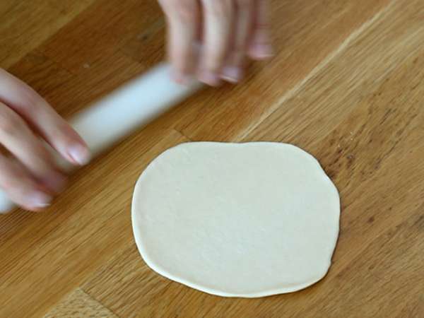 Pancake Turki yang diisi dengan feta, lemon, dan peterseli - Gözleme - Persiapan langkah 5