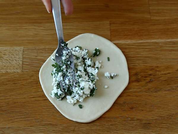Pancake Turki yang diisi dengan feta, lemon, dan peterseli - Gözleme - Persiapan langkah 6