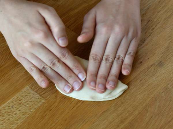 Pancake Turki yang diisi dengan feta, lemon, dan peterseli - Gözleme - Persiapan langkah 7