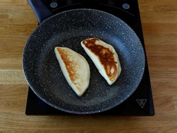 Pancake Turki yang diisi dengan feta, lemon, dan peterseli - Gözleme - Persiapan langkah 8