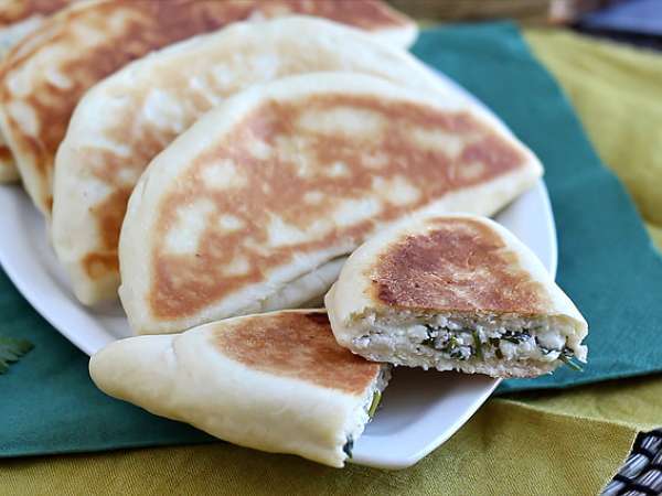 Pancake Turki yang diisi dengan feta, lemon, dan peterseli - Gözleme - Persiapan langkah 9