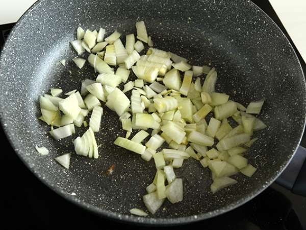 Risotto dengan coquillettes, kacang polong, cukini, bawang putih dan keju herba - Persiapan langkah 2